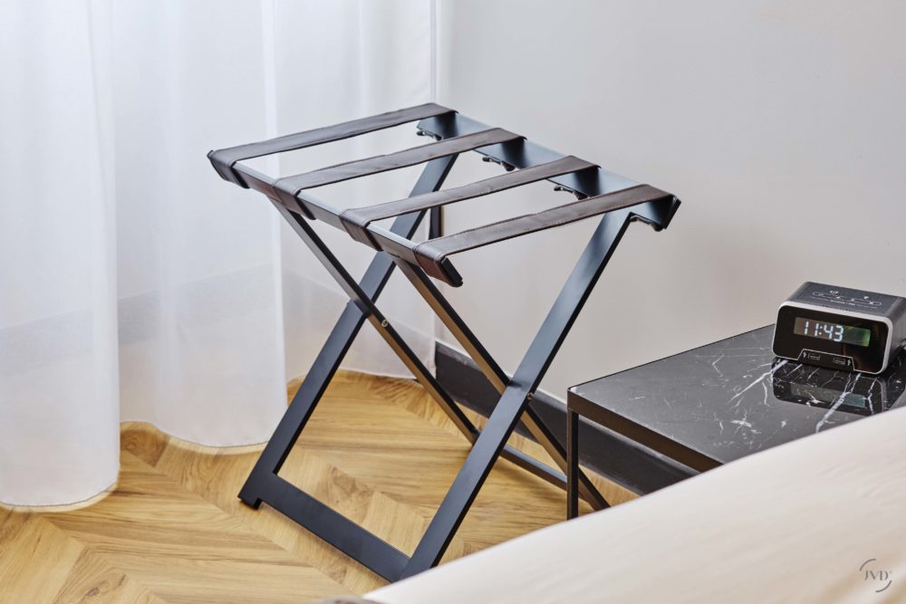 Hotelpro hotelska oprema Stalak za prtljagu, metalni sa kožnim trakama slika proizvoda