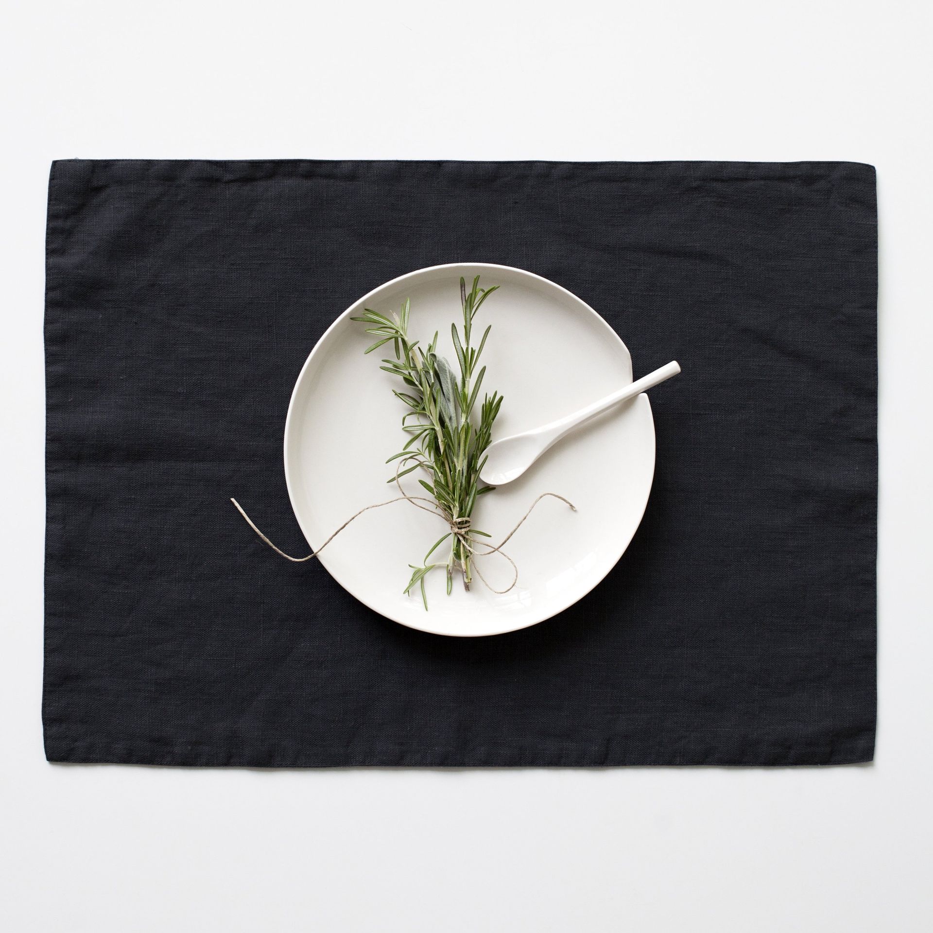 Laneni podmetač za tanjur – crni – 35 x 45 ( 4 komada )